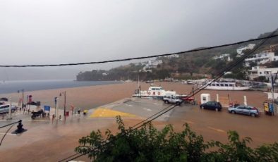 Ege Denizi’nin ortasındaki turistik Skyros Adası sağanak yağış ve fırtınanın esiri oldu.