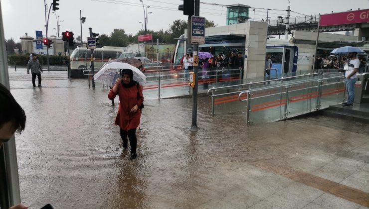 İstanbul’da yoğun yağmur nedeniyle metro ve tramvay seferleri yapılamıyor.