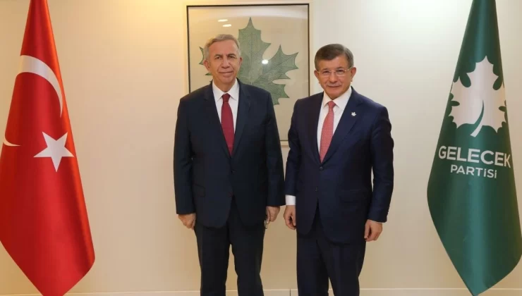 Ahmet Davutoğlu, Ankara Büyükşehir Belediye Başkanı Mansur Yavaş’ı Gelecek Partisi Genel Merkez’inde kabul etti.